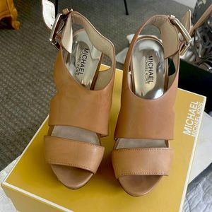 Barely worn. Size 7.5.